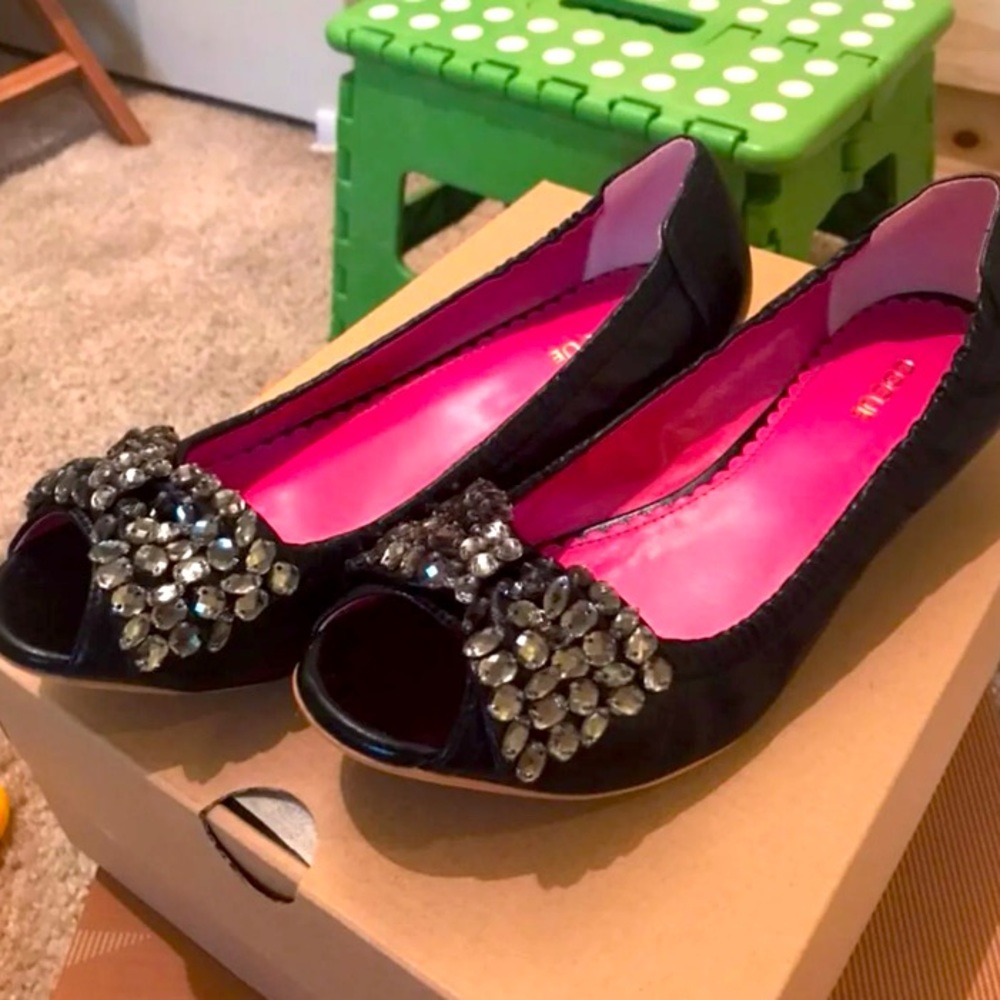Black flat shoes